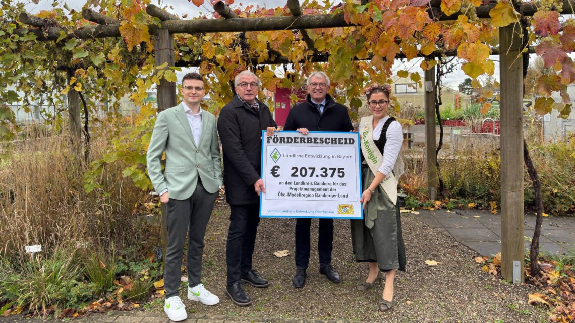 (v.l.n.r.:) Öko-Modellregions-Manager Patrick Nastvogel; Lothar Winkler, Behördenleiter des Amtes für Ländliche Entwicklung Oberfranken; Landrat Johann Kalb; Bayerische Bio-Königin Anna-Lena II. Quelle: Landratsamt Bamberg / Michel