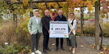 Landkreis Bamberg bleibt Öko-Modellregion 13 (v.l.n.r.:) Öko-Modellregions-Manager Patrick Nastvogel; Lothar Winkler, Behördenleiter des Amtes für Ländliche Entwicklung Oberfranken; Landrat Johann Kalb; Bayerische Bio-Königin Anna-Lena II. Quelle: Landratsamt Bamberg / Michel