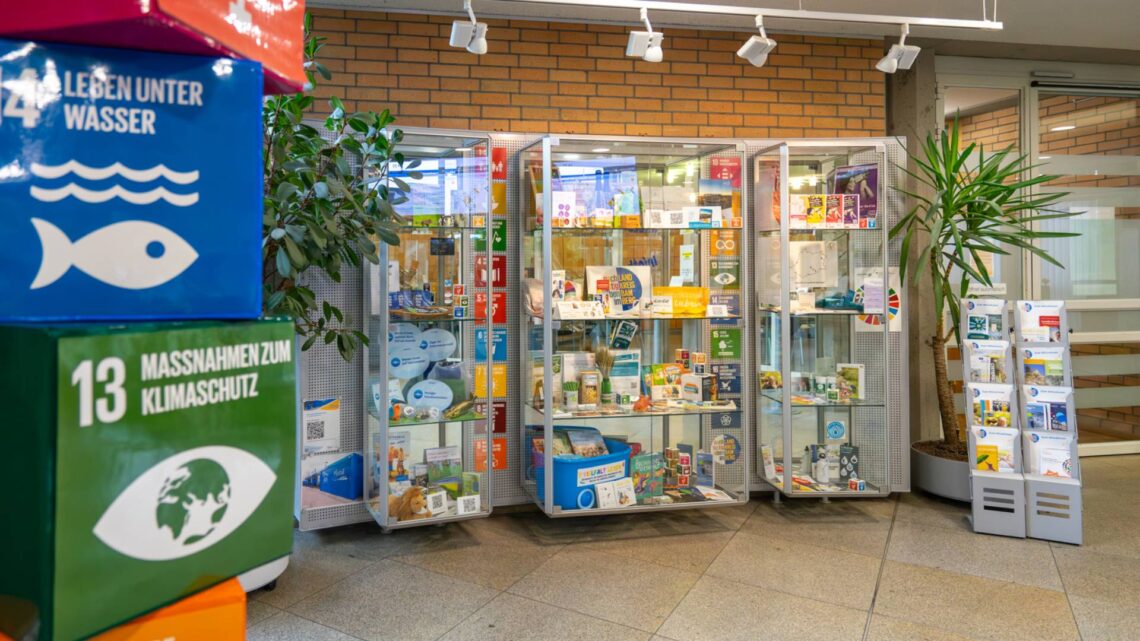 Aktionen zu den Nachhaltigkeitszielen im Landkreis Bamberg 10 Vitrinen-Ausstellung im Landratsamt Bamberg. Quelle: Landratsamt Bamberg / Förtsch