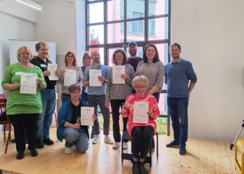 Pflegescouts stärken pflegesensible Arbeitswelt in Bamberg 10 Absolventinnen und Absolventen der Pflegescout-Ausbildung mit den Seniorenbeauftragten aus Stadt und Landkreis Bamberg (Quelle: Stefanie Hahn, Stadt Bamberg)