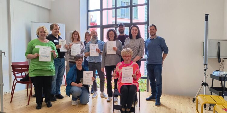 Absolventinnen und Absolventen der Pflegescout-Ausbildung mit den Seniorenbeauftragten aus Stadt und Landkreis Bamberg (Quelle: Stefanie Hahn, Stadt Bamberg)