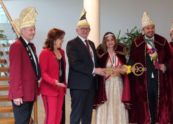 Landrat Johann Kalb übergab den Schlüssel des Verwaltungssitzes beim traditionellen Sturm bereitwillig an die Vertreter der Faschingsvereine – ohne Gegenwehr, versteht sich. Quelle: Landratsamt Bamberg/Förtsch