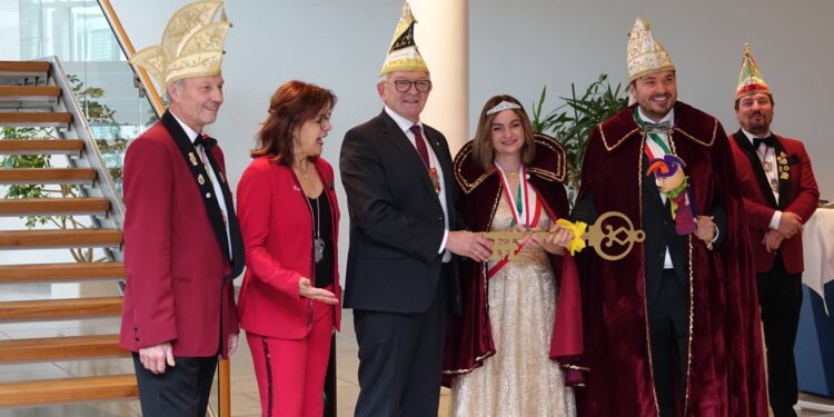 Landrat Johann Kalb übergab den Schlüssel des Verwaltungssitzes beim traditionellen Sturm bereitwillig an die Vertreter der Faschingsvereine – ohne Gegenwehr, versteht sich. Quelle: Landratsamt Bamberg/Förtsch