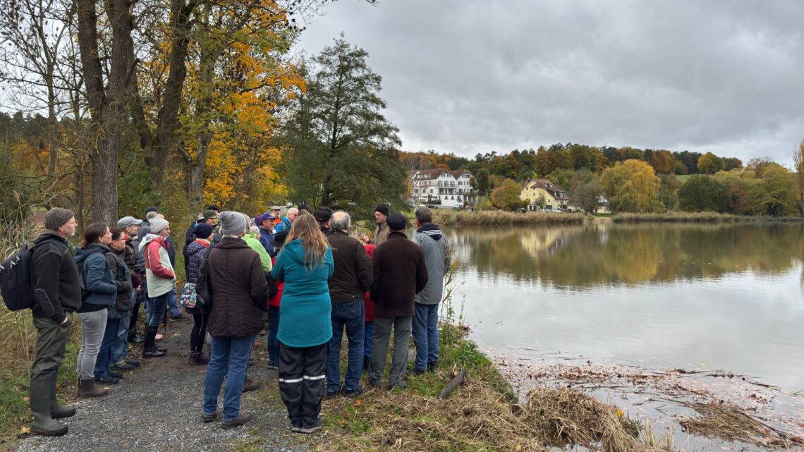 Teilnehmerinnen und Teilnehmer des Rundgangs zwischen den Teichen. Quelle: Landratsamt Bamberg / Nastvogel
