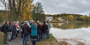 Teilnehmerinnen und Teilnehmer des Rundgangs zwischen den Teichen. Quelle: Landratsamt Bamberg / Nastvogel