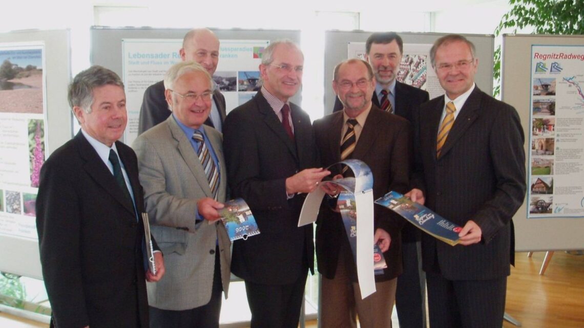 20 Jahre Flussparadies Franken in Bamberg 10 Anlässlich der Gründungsversammlung des Flussparadieses Franken am 21.11.2005 im Landratsamt Bamberg wird der Jahreskalender der Sparkasse mit Flussparadies-Motiven präsentiert vom (v.l.n.r) damaligen Regierungspräsident Hans Angerer (Regierung von Oberfranken), dem damalige Landrat Rudolf Handwerker (Lkr. Haßberge), Bürgermeister Claus Schwarzmann (Markt Eggolsheim), dem damaligen Landrat Dr. Günther Denzler (Lkr. Bamberg), dem damaligen Bürgermeister Werner Hipelius (Stadt Bamberg), dem damaligen Bürgermeister Josef Martin (Markt Zapfendorf) und dem damaligen Sparkassenvorsitzende Konrad Gottschall. (Foto: Landratsamt Bamberg)