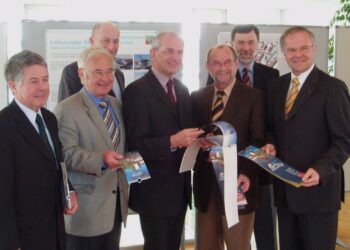 Anlässlich der Gründungsversammlung des Flussparadieses Franken am 21.11.2005 im Landratsamt Bamberg wird der Jahreskalender der Sparkasse mit Flussparadies-Motiven präsentiert vom (v.l.n.r) damaligen Regierungspräsident Hans Angerer (Regierung von Oberfranken), dem damalige Landrat Rudolf Handwerker (Lkr. Haßberge), Bürgermeister Claus Schwarzmann (Markt Eggolsheim), dem damaligen Landrat Dr. Günther Denzler (Lkr. Bamberg), dem damaligen Bürgermeister Werner Hipelius (Stadt Bamberg), dem damaligen Bürgermeister Josef Martin (Markt Zapfendorf) und dem damaligen Sparkassenvorsitzende Konrad Gottschall. (Foto: Landratsamt Bamberg)