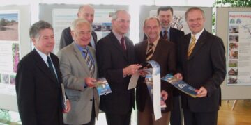 20 Jahre Flussparadies Franken in Bamberg 12 Anlässlich der Gründungsversammlung des Flussparadieses Franken am 21.11.2005 im Landratsamt Bamberg wird der Jahreskalender der Sparkasse mit Flussparadies-Motiven präsentiert vom (v.l.n.r) damaligen Regierungspräsident Hans Angerer (Regierung von Oberfranken), dem damalige Landrat Rudolf Handwerker (Lkr. Haßberge), Bürgermeister Claus Schwarzmann (Markt Eggolsheim), dem damaligen Landrat Dr. Günther Denzler (Lkr. Bamberg), dem damaligen Bürgermeister Werner Hipelius (Stadt Bamberg), dem damaligen Bürgermeister Josef Martin (Markt Zapfendorf) und dem damaligen Sparkassenvorsitzende Konrad Gottschall. (Foto: Landratsamt Bamberg)