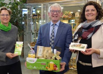 Regionaler Genuss aus Bamberg: Das Weihnachts-Schlemmerkistla 2025 17 Pünktlich zur Weihnachtssaison kehrt das beliebte „Bamberger Weihnachtskistla“ zurück und bietet mit regionalen Spezialitäten ein besonderes Geschenk für Genießer. Quelle: Landratsamt Bamberg