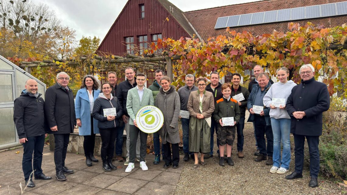 Neun Öko-Kleinprojekte stärken die regionale Bamberger Landwirtschaft 10 Landrat Kalb (rechts) mit den glücklichen Projektträgern (Landratsamt Bamberg/Ott)
