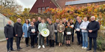 Landrat Kalb (rechts) mit den glücklichen Projektträgern (Landratsamt Bamberg/Ott)
