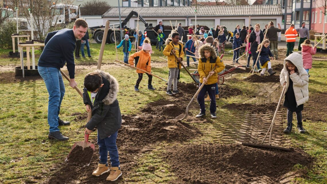 Feierlicher Abschluss für das Bamberger MitMachKlima 10 Mit den Fördermitteln von „MitMachKlima“ wurden die
unterschiedlichsten Maßnahmen unterstützt wie zum Beispiel Baumpflanzungen am Heidelsteig. Quelle: Stadt Bamberg, Sonja Seufferth