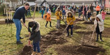 Feierlicher Abschluss für das Bamberger MitMachKlima 14 Mit den Fördermitteln von „MitMachKlima“ wurden die
unterschiedlichsten Maßnahmen unterstützt wie zum Beispiel Baumpflanzungen am Heidelsteig. Quelle: Stadt Bamberg, Sonja Seufferth