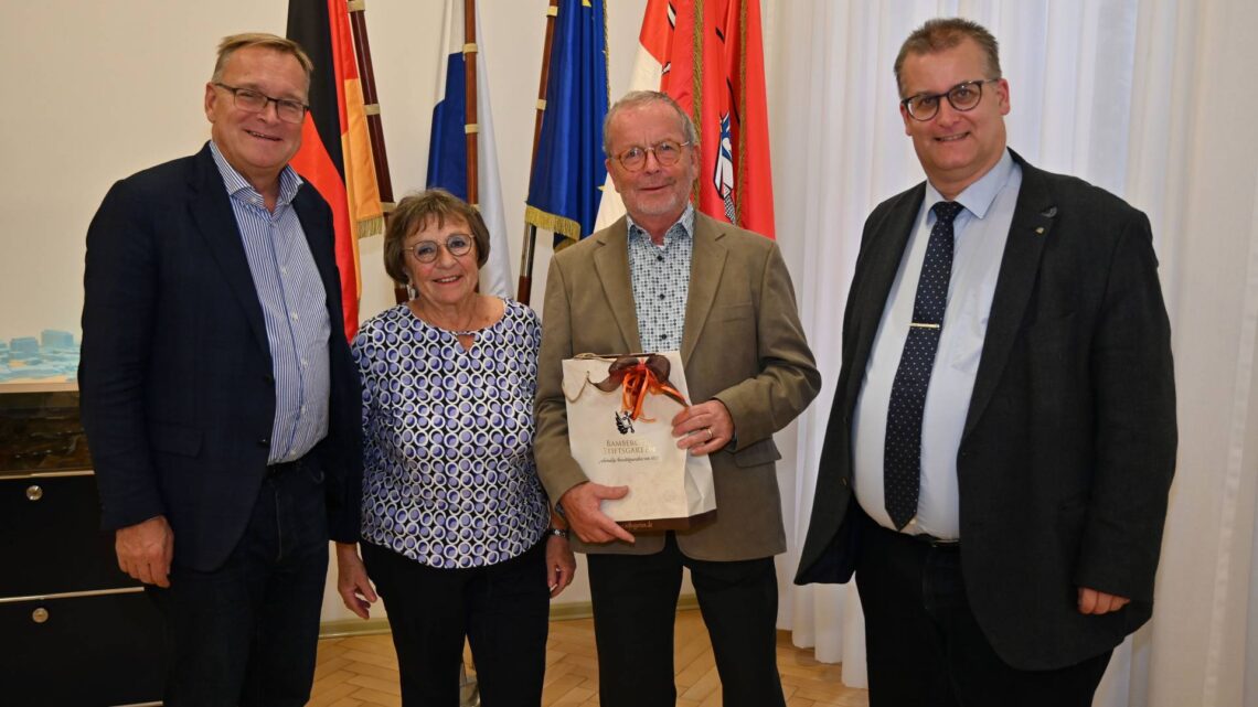 Stiftung unterstützt Bedürftige in Bamberg 10 Das Stifter-Ehepaar Erika und Wolfgang Ruzicka mit
Oberbürgermeister Andreas Starke (l.) und Stiftungsreferent Bertram Felix. Quelle: Pressestelle Stadt Bamberg, Anna Lienhardt