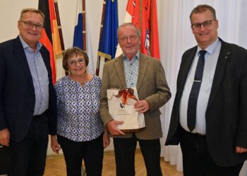 Das Stifter-Ehepaar Erika und Wolfgang Ruzicka mit
Oberbürgermeister Andreas Starke (l.) und Stiftungsreferent Bertram Felix. Quelle: Pressestelle Stadt Bamberg, Anna Lienhardt