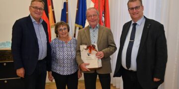 Das Stifter-Ehepaar Erika und Wolfgang Ruzicka mit
Oberbürgermeister Andreas Starke (l.) und Stiftungsreferent Bertram Felix. Quelle: Pressestelle Stadt Bamberg, Anna Lienhardt