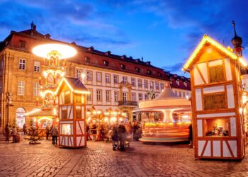 Zum Weihnachtsmarkt und Weihnachtsshopping in Bamberg kann an den
Adventssamstagen wieder kostenfrei mit dem ÖPNV gefahren werden. In diesem Jahr
können an diesen vier Tagen außerdem Geschäfte und Stände des Weihnachtsmarktes
länger öffnen. (Quelle: Stadt Bamberg, Sonja Seufferth)