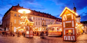 Bamberg macht den Advent mobil 15 Zum Weihnachtsmarkt und Weihnachtsshopping in Bamberg kann an den
Adventssamstagen wieder kostenfrei mit dem ÖPNV gefahren werden. In diesem Jahr
können an diesen vier Tagen außerdem Geschäfte und Stände des Weihnachtsmarktes
länger öffnen. (Quelle: Stadt Bamberg, Sonja Seufferth)