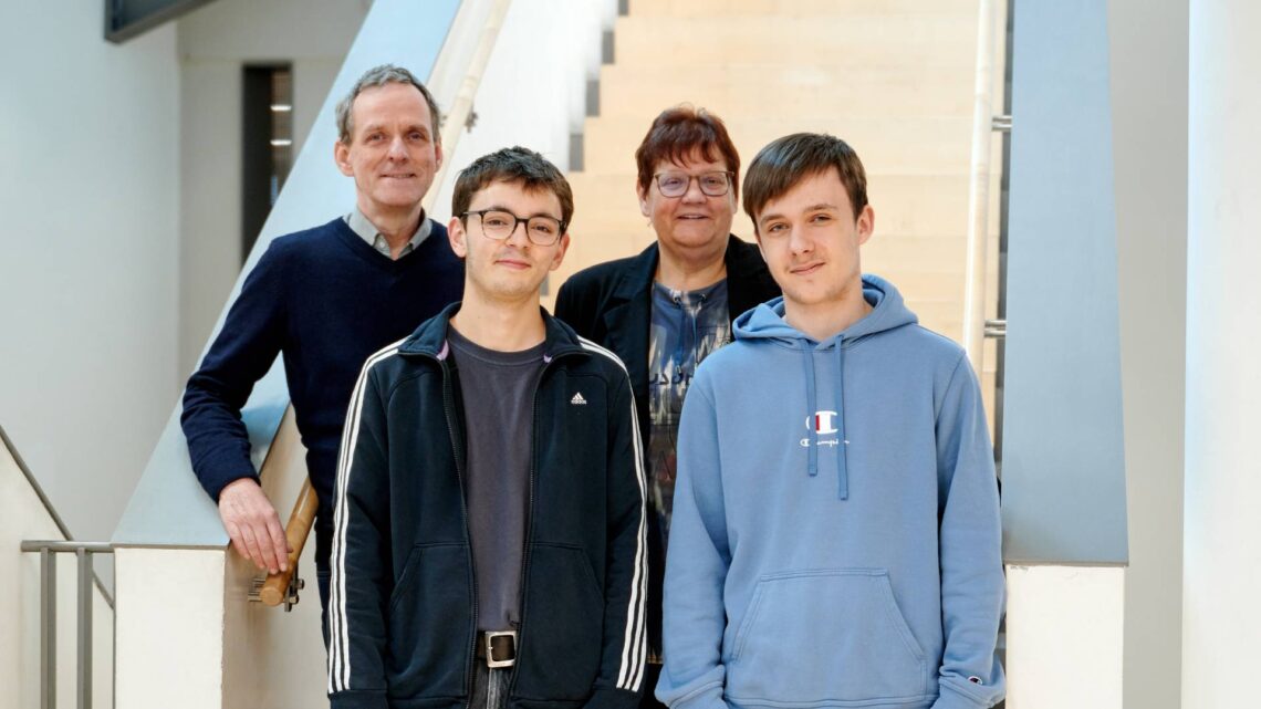 Martin Erzfeld, Leiter der städtischen Musikschule, mit
Christiane Weiß, Leiterin der Stadtbücherei, und den beiden
Freiwilligen Moritz Palowski und Ryan Back (v.l.). Quelle: Stadt Bamberg, Sonja Seufferth