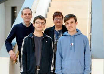 Martin Erzfeld, Leiter der städtischen Musikschule, mit
Christiane Weiß, Leiterin der Stadtbücherei, und den beiden
Freiwilligen Moritz Palowski und Ryan Back (v.l.). Quelle: Stadt Bamberg, Sonja Seufferth