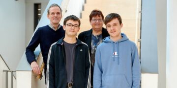 Engagement für Kultur und Bildung in Bamberg 13 Martin Erzfeld, Leiter der städtischen Musikschule, mit
Christiane Weiß, Leiterin der Stadtbücherei, und den beiden
Freiwilligen Moritz Palowski und Ryan Back (v.l.). Quelle: Stadt Bamberg, Sonja Seufferth