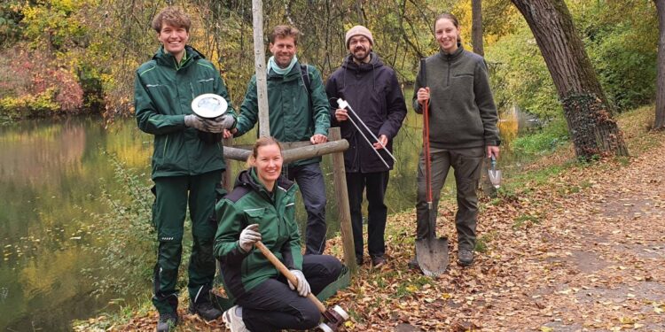 v.l.n.r.: Thomas Maier und Ursula Fritsche (Firma
Agvolution), Michael Weber (Bamberg Service), Jonas Troles (Smart
City Bamberg), Lina Dusold (Bamberg Service) – bestens gerüstet für
die Sensorinstallation. Quelle: Thomas Maier, Agvolution