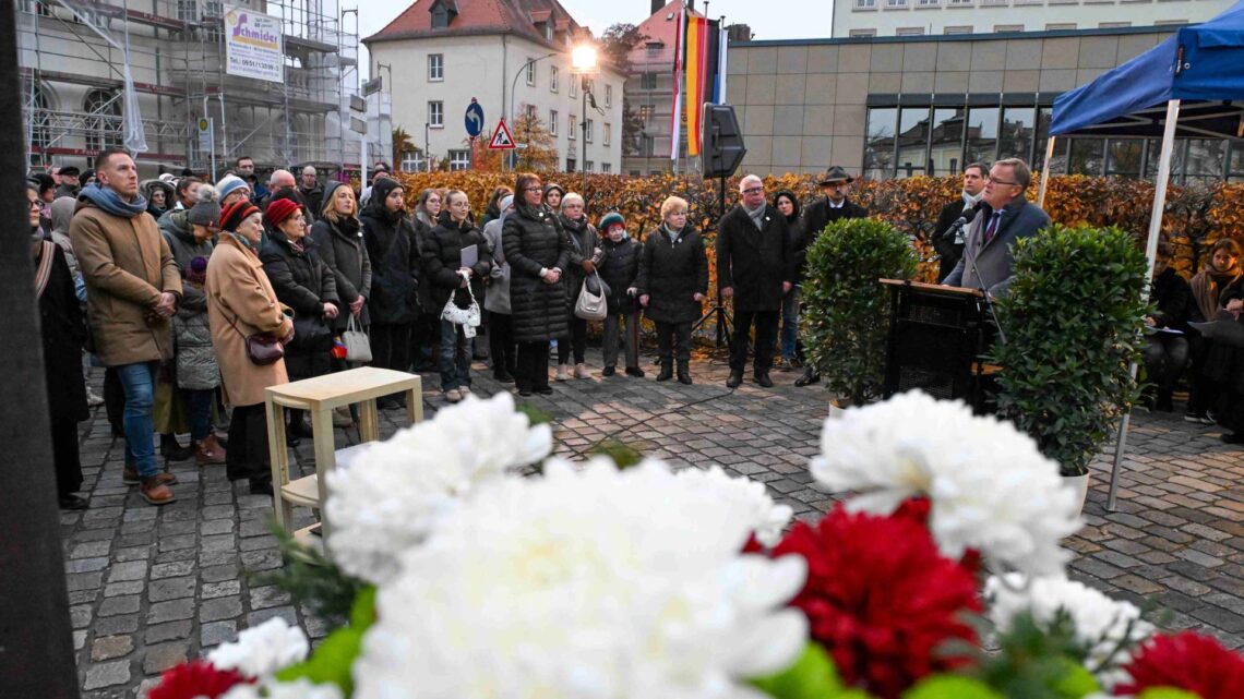Bamberg erinnert auf dem Synagogenplatz an die Opfer der Reichspogromnacht 10 Gedenkfeier anlässlich der Reichspogromnacht
auf dem Synagogenplatz. Quelle: Ronald Rinklef