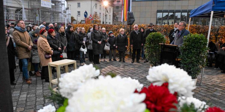 Gedenkfeier anlässlich der Reichspogromnacht
auf dem Synagogenplatz. Quelle: Ronald Rinklef