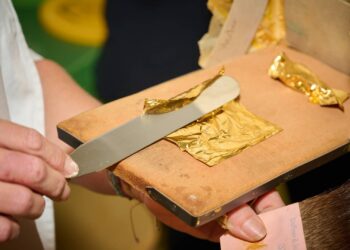 Beim Vergoldungs-Workshop wurde mit feinem Blattgold
gearbeitet. Quelle: Stadtarchiv Bamberg, Nadine Gumpert
