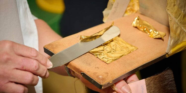 Beim Vergoldungs-Workshop wurde mit feinem Blattgold
gearbeitet. Quelle: Stadtarchiv Bamberg, Nadine Gumpert