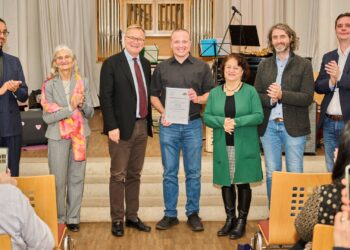 Oberbürgermeister Andreas Starke (3.v.l.) zeichnete gemeinsam mit
(v.r.) Bürgermeister Jonas Glüsenkamp, den Co-Vorsitzenden des
Migrantinnen- und Migrantenbeirats, Dr. Marco Depietri und Mitra
Sharifi Neystanak, Marlon Tröger (M.) für dessen beherzte
Rettungstat mit dem 'Mohamed Hédi Addala-Preis für Zivilcourage'
aus. Auch die Familie des Namensgebers gratulierte, auf dem Bild v.l.:
Michael und Elisabeth Addala. Quelle: Stadtarchiv Bamberg, Nadine Gumpert