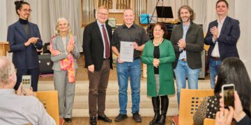 Bamberger zeigt Mut: Auszeichnung für außergewöhnliche Rettungstat 14 Oberbürgermeister Andreas Starke (3.v.l.) zeichnete gemeinsam mit
(v.r.) Bürgermeister Jonas Glüsenkamp, den Co-Vorsitzenden des
Migrantinnen- und Migrantenbeirats, Dr. Marco Depietri und Mitra
Sharifi Neystanak, Marlon Tröger (M.) für dessen beherzte
Rettungstat mit dem 'Mohamed Hédi Addala-Preis für Zivilcourage'
aus. Auch die Familie des Namensgebers gratulierte, auf dem Bild v.l.:
Michael und Elisabeth Addala. Quelle: Stadtarchiv Bamberg, Nadine Gumpert