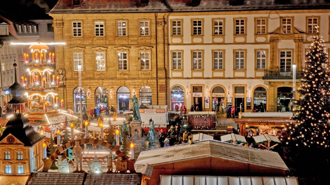 Der Bamberger Weihnachtsmarkt taucht den
Maxplatz in festliche Stimmung. Quelle:  Stadt Bamberg, Sebastian Martin