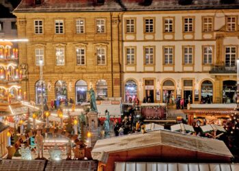 Der Bamberger Weihnachtsmarkt taucht den
Maxplatz in festliche Stimmung. Quelle:  Stadt Bamberg, Sebastian Martin