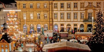 Der Bamberger Weihnachtsmarkt taucht den
Maxplatz in festliche Stimmung. Quelle:  Stadt Bamberg, Sebastian Martin