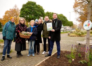 Der Pfarrgemeinderat St. Heinrich,
Bürgervereinsvorsitzender Jochen Kellner und Zweiter
Bürgermeister Jonas Glüsenkamp freuen sich über den neuen Ort
der Hoffnung. Quelle: Sonja Seufferth, Stadt Bamberg