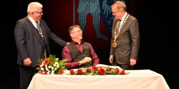 Jochen Neurath, Träger des Kulturförderpreises
2025, beim Eintrag ins Goldene Buch der Stadt Bamberg, flankiert von
Oberbürgermeister Andreas Starke (rechts) und Drittem
Bürgermeister Wolfgang Metzner. Quelle: Stadt Bamberg, Gerhard Beck