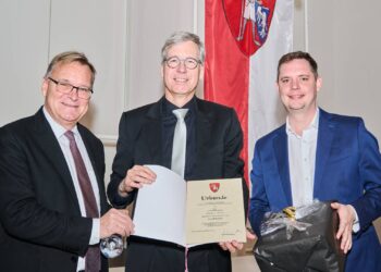 Bamberg verabschiedet Baureferent Thomas Beese nach zwölf Jahren 13 Oberbürgermeister Andreas Starke (l.) sowie Bürgermeister und
Personalreferent Jonas Glüsenkamp (r.) übergeben die RuhestandsUrkunde an Thomas Beese. Quelle: Stadtarchiv Bamberg, Jürgen Schraudner