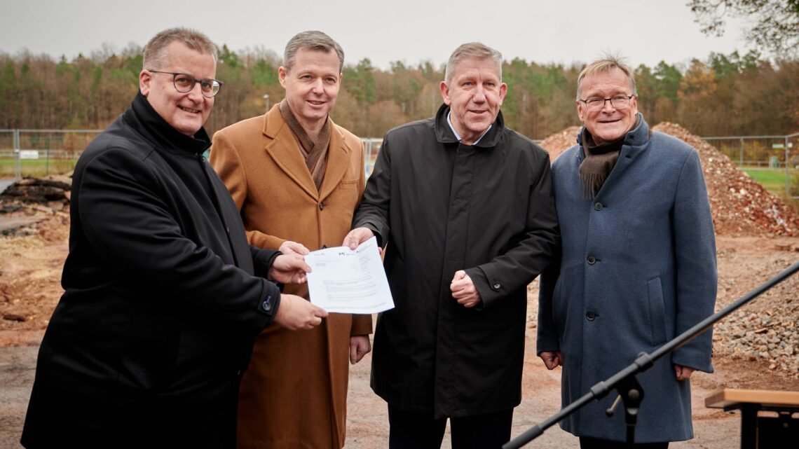 Startschuss für den neuen Sportpark Gaustadt 10 Die beiden Bundestagsabgeordneten Andreas Schwarz (zweiter v.
r.) und Thomas Silberhorn (zweiter v. l.) übergeben den
Förderbescheid an den städtischen Finanz- und Immobilienreferenten
Bertram Felix (l.) und an Oberbürgermeister Andreas Starke (r.). Quelle: Stadt Bamberg, Sonja Seufferth