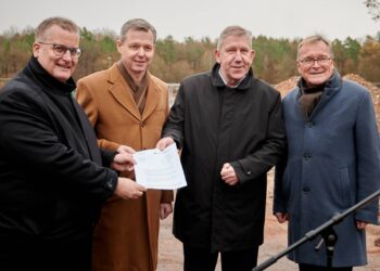 Startschuss für den neuen Sportpark Gaustadt 16 Die beiden Bundestagsabgeordneten Andreas Schwarz (zweiter v.
r.) und Thomas Silberhorn (zweiter v. l.) übergeben den
Förderbescheid an den städtischen Finanz- und Immobilienreferenten
Bertram Felix (l.) und an Oberbürgermeister Andreas Starke (r.). Quelle: Stadt Bamberg, Sonja Seufferth