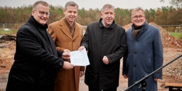 Startschuss für den neuen Sportpark Gaustadt 12 Die beiden Bundestagsabgeordneten Andreas Schwarz (zweiter v.
r.) und Thomas Silberhorn (zweiter v. l.) übergeben den
Förderbescheid an den städtischen Finanz- und Immobilienreferenten
Bertram Felix (l.) und an Oberbürgermeister Andreas Starke (r.). Quelle: Stadt Bamberg, Sonja Seufferth