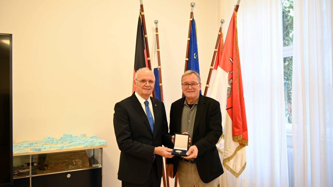 Bamberg: Dr. Hartwig Frinke mit Staatsmedaille geehrt 10 Oberbürgermeister Andreas Starke gratuliert dem
Unternehmer Dr. Hartwig Frinke zur Auszeichnung mit der
Staatsmedaille für besondere Verdienste um die bayerische
Wirtschaft. Quelle: Stadt Bamberg, Stefanie Schuhmann