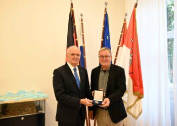 Bamberg: Dr. Hartwig Frinke mit Staatsmedaille geehrt 10 Oberbürgermeister Andreas Starke gratuliert dem
Unternehmer Dr. Hartwig Frinke zur Auszeichnung mit der
Staatsmedaille für besondere Verdienste um die bayerische
Wirtschaft. Quelle: Stadt Bamberg, Stefanie Schuhmann