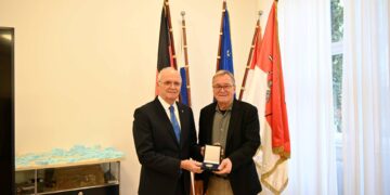 Oberbürgermeister Andreas Starke gratuliert dem
Unternehmer Dr. Hartwig Frinke zur Auszeichnung mit der
Staatsmedaille für besondere Verdienste um die bayerische
Wirtschaft. Quelle: Stadt Bamberg, Stefanie Schuhmann