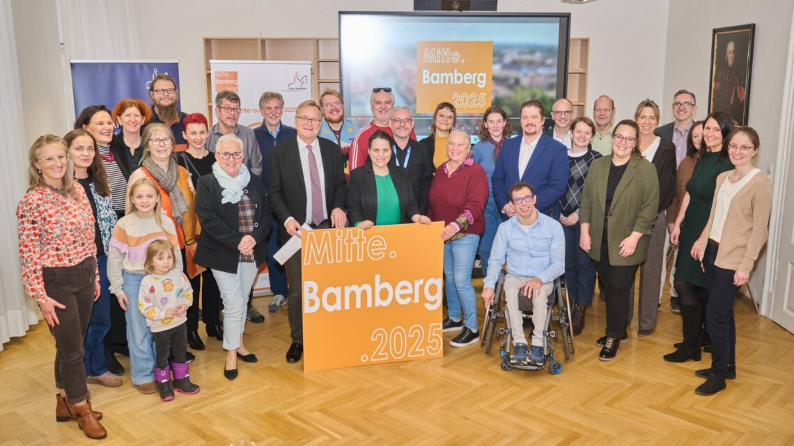Oberbürgermeister Andreas Starke sowie
Wirtschaftsreferent Dr. Stefan Goller und das Team der
Wirtschaftsförderung dankten zahlreichen Beteiligten bei einer
Abschlussfeier für ihr Engagement im Projekt „Mitte.Bamberg.2025“ in
den vergangenen drei Jahren. Quelle: Stadtarchiv Bamberg, Jürgen Schraudner