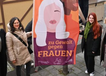 Bamberg setzt ein Zeichen: Orange Days gegen Gewalt an Frauen 14 Gabriele Kepic (rechts),
Gleichstellungsbeauftragte der Stadt Bamberg, die Stadträtinnen
Ingeborg Eichhorn (Zweite von links) und Leonie Pfadenhauer (Zweite
von rechts) sowie Elena Hümmer von der Gleichstellungsstelle der
Stadt Bamberg hissten gemeinsam mit Oberbürgermeister Andreas
Starke (aufgrund des Bildausschnitts nicht zu sehen) die Flagge gegen Gewalt an Frauen vor dem Rathaus am
Maxplatz. Quelle: Stadt Bamberg, Gerhard Beck