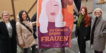 Gabriele Kepic (rechts),
Gleichstellungsbeauftragte der Stadt Bamberg, die Stadträtinnen
Ingeborg Eichhorn (Zweite von links) und Leonie Pfadenhauer (Zweite
von rechts) sowie Elena Hümmer von der Gleichstellungsstelle der
Stadt Bamberg hissten gemeinsam mit Oberbürgermeister Andreas
Starke (aufgrund des Bildausschnitts nicht zu sehen) die Flagge gegen Gewalt an Frauen vor dem Rathaus am
Maxplatz. Quelle: Stadt Bamberg, Gerhard Beck