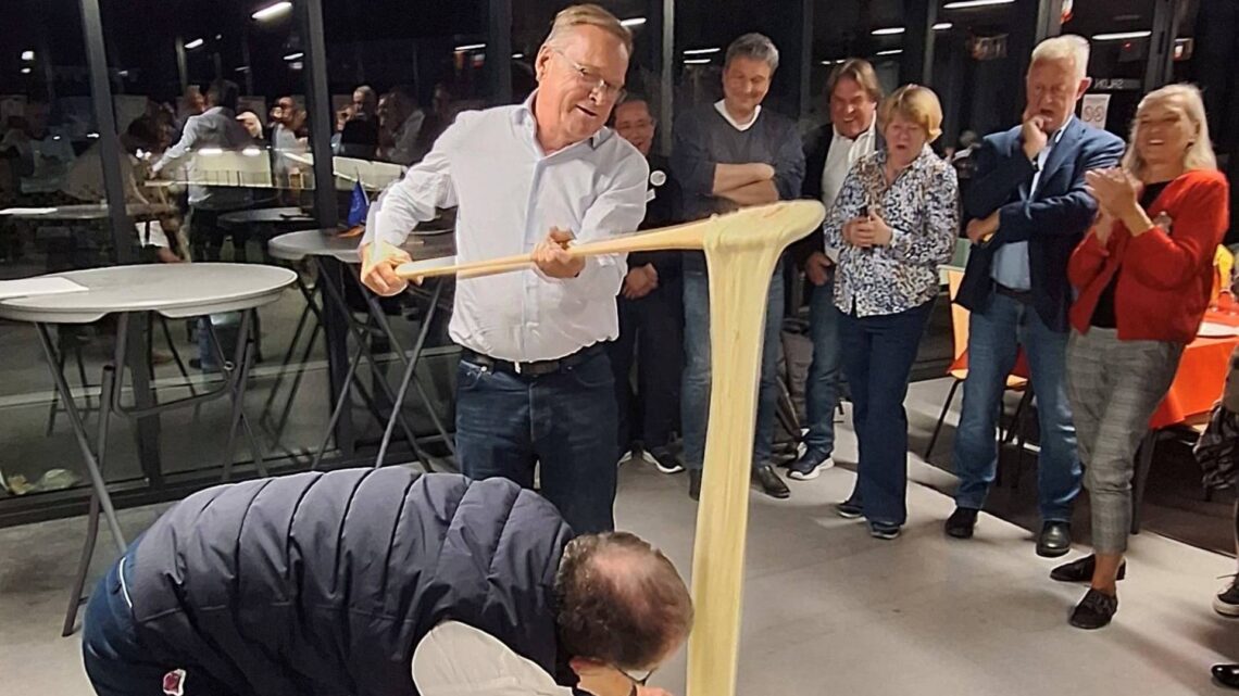 Französische Spezialitäten bereichern den Adventsmarkt im Sand 10 Beim Besuch in Rodez durfte Oberbürgermeister
Andreas Starke bei der Zubereitung von 'Aligot' tatkräftig mit
anpacken. Quelle: Stadt Bamberg, Brigitte Riegelbauer