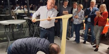 Beim Besuch in Rodez durfte Oberbürgermeister
Andreas Starke bei der Zubereitung von 'Aligot' tatkräftig mit
anpacken. Quelle: Stadt Bamberg, Brigitte Riegelbauer