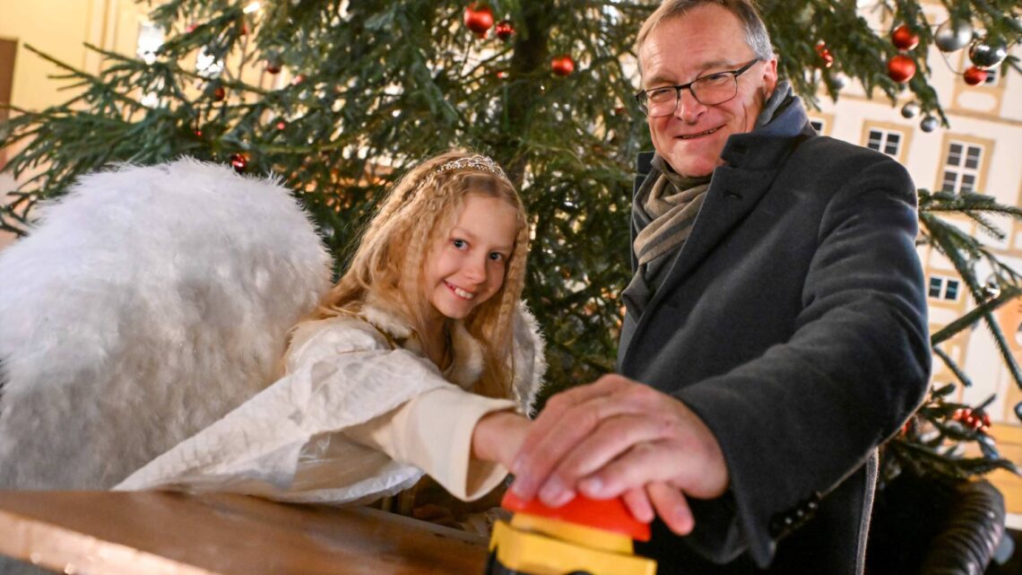 Christkind Frieda Schegg und Oberbürgermeister Andreas
Starke drückten den Buzzer, um die Beleuchtung des prächtigen
Weihnachtsbaums am Maxplatz anzuschalten – damit ist der
Bamberger Weihnachtsmarkt 2025 offiziell eröffnet. Quelle: Stadt Bamberg, Ronald Rinklef